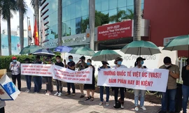 Phụ hunh Trường Dân lập quốc tế Việt Úc kéo đến trường phản đối