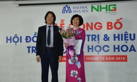 Ông Hoàng Quốc Việt, Chủ tịch tập đoàn Nguyễn Hoàng tặng hoa cho GS Mai Hồng Quỳ, hiệu trưởng ĐH Hoa Sen