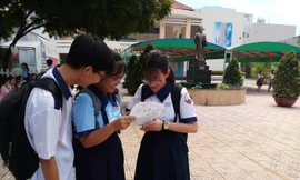 Thí sinh trao đổi sau giờ làm bài