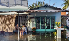 Triều cường bất ngờ 'nhấn chìm' nhiều nhà dân ở TPHCM ngày mùng 4 Tết