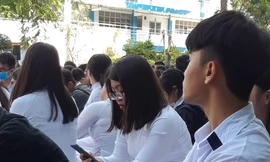 Dùng điện thoại trong lớp học, nên hay không nên?