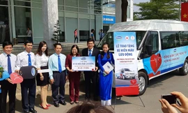 Vinamilk tặng xe hiến máu lưu động cho trung tâm Hiến máu nhân đạo TPHCM