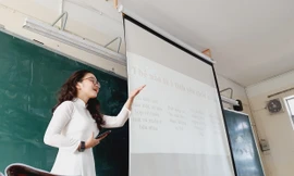 Học sinh thích thú, chững chạc khi được vào vai giáo viên