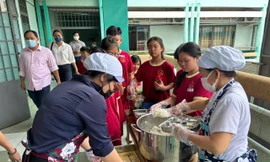 Trường học mời phụ huynh vào bếp kiểm tra, ăn cơm cùng con