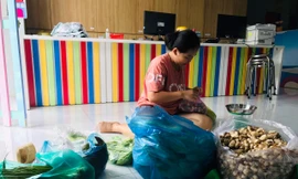 Một bảo mẫu của Trường mầm non Nhân văn, quận 12 chuẩn bị rau, củ, quả để giao cho khách