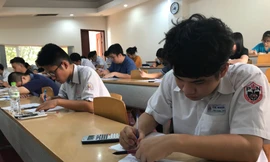 Thí sinh làm bài thi Kiểm tra năng lực của trường ĐH Quốc tế TPHCM năm 2019