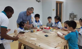 Học sinh một trường quốc tế trong giờ học với giáo viên người nước ngoài