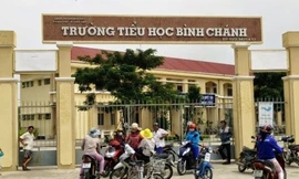 Vụ cô giáo quỳ gối: Hiệu trưởng viết gì trong bản tường trình?