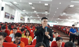 Sinh viên đặt câu hỏi với các doanh nhân