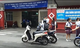 Nhiều học sinh ở TPHCM sử dụng xe máy làm phương trện đến trường (ảnh minh họa)