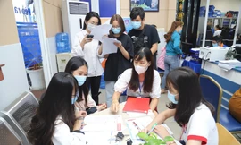 Thí sinh nghe tư vấn tuyển sinh tại một trường đại học