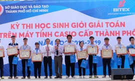 Gần 1.000 học sinh thi chung kết giải toán trên máy tính cầm tay