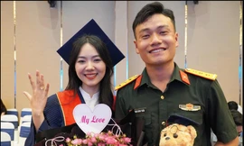Nữ sinh TPHCM được 'chú bộ đội' cầu hôn tại lễ tốt nghiệp gây sốt mạng xã hội 