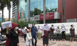 Phụ huynh VAS kéo nhau đến trường phản ứng học phí