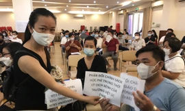 Phụ huynh đến trường phản đối chính sách của VAS ngày 5/5