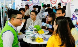 Thí sinh đang nghe tư vấn tuyển sinh từ các chuyên gia