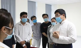 PGS- TS Nguyễn Hoàng Bắc, Phó hiệu trưởng Trường ĐH Y dược TPHCM trò chuyện, động viên các em sinh viên tham gia chống dịch