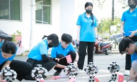 Độc đáo Robot do sinh viên huấn luyện múa ‘Hào khí Việt Nam’ mừng ngày thống nhất