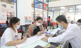 Thí sinh làm thủ tục nộp học bạ xét tuyển tại một trường đại học ở TPHCM