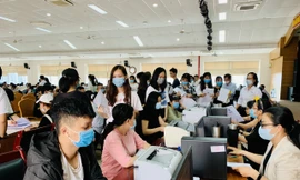 Thí sinh làm thủ tục nhập học tại một trường địa học ở TPHCM