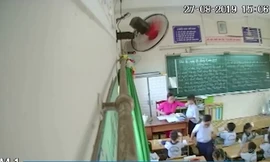 Hình ảnh cô giáo H đánh học sinh bị phụ huynh đặt camera quay lại