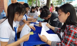 Sinh viên trường ĐH Công nghiệp Thực phẩm TPHCM làm thủ tục nhập học