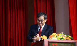 NGND.PGS.TS Hồ Thanh Phong, tân Hiệu trưởng trường Đại học Quốc tế Hồng Bàng nói chuyện với sinh viên trong buổi khai giảng