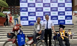 Hai bố còn Việt Tiến, Việt Tuấn chụp ảnh cùng PGS-TS Nguyễn Ngọc Điện Hiệu trưởng Trường ĐH Hoa Sen 