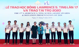 Nguyên Phó Chủ tịch nước Trương Mỹ Hoa và bà Ting Fei Tsong Ching- Chủ tịch Ủy ban điều hành Quỹ Lawrence S. Ting, trao học bổng cho các em học sinh