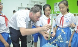 Học sinh đang học với giáo viên nước ngoài theo chương trình Tiếng Anh tích hợp (ảnh EMG)