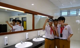 Học sinh vui thích với nhà vệ sinh sạch đẹp như khách sạn 