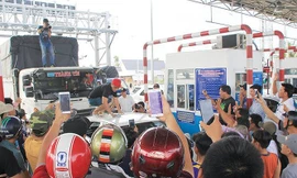 Chủ đầu tư BOT Cai Lậy khẳng định, những "người lạ mặt" xuất hiện tại trạm thu phí không phải của công ty.