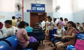 Tiếp tục tăng giá khám chữa bệnh ngoài bảo hiểm y tế. Ảnh: Phạm Thanh.