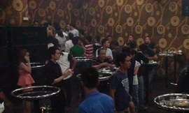 Hàng trăm cảnh sát đột kích quán bar lúc nửa đêm