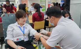 Sinh viên trường ĐH Nguyễn Tất Thành tham gia "Ngày tình nguyện Đỏ"