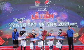 Sinh viên phấn khởi nhận vé về quê đón Tết