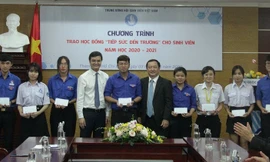 Trao học bổng “Tiếp sức đến trường” cho sinh viên ĐHQG TP. HCM