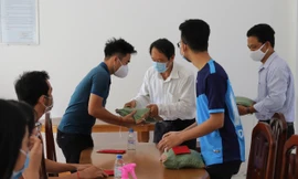 Trường ĐH Trà Vinh tặng quà cho du học sinh Campuchia