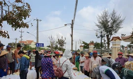 Tình nguyện viên tiếp nước sạch cho người dân miền Tây