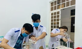 Làm dung dịch sát khuẩn cho chương trình “Thanh niên tình nguyện Hè 2020”