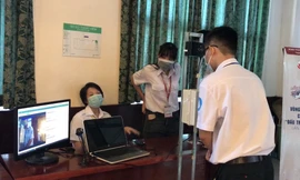 Sinh viên chế máy nhắc đeo khẩu trang và đo thân nhiệt không tiếp xúc