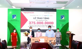 Tặng Laptop cho sinh viên có hoàn cảnh khó khăn