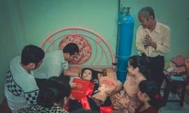 Trường ĐH Công nghệ Miền Đông đặc cách trao bằng tốt nghiệp cho nữ sinh viên