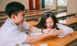 Cặp đôi về lại trường cũ chụp ảnh cưới siêu cute