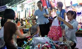 Nhộn nhịp săn hàng sale mùa cuối năm