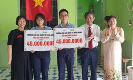 Trường ĐH Quốc tế Hồng Bàng trao học bổng cho hai Kiện tướng quốc gia