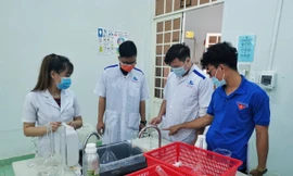 Sản xuất nước rửa tay tặng các trường mầm non 