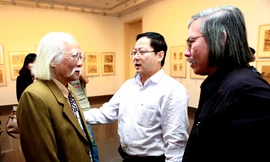 Họa sĩ Tôn Đức Lượng(trái) và TBT báo Tiền Phong Lê Xuân Sơn, nhà báo Xuân Ba trong ngày khai mạc triển lãm Ký họa lịch sử của ông Ảnh: Hồng Vĩnh