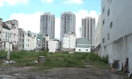 UBND quận 10 có văn bản thông báo liên quan đến các hoạt động quảng cáo không đúng quy định pháp luật tại lô B Khu C30 đường Thành Thái (phường 14, quận 10, TPHCM). Ảnh vtv.vn