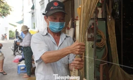 Người Sài Gòn tất bật làm chổi đót bán Tết